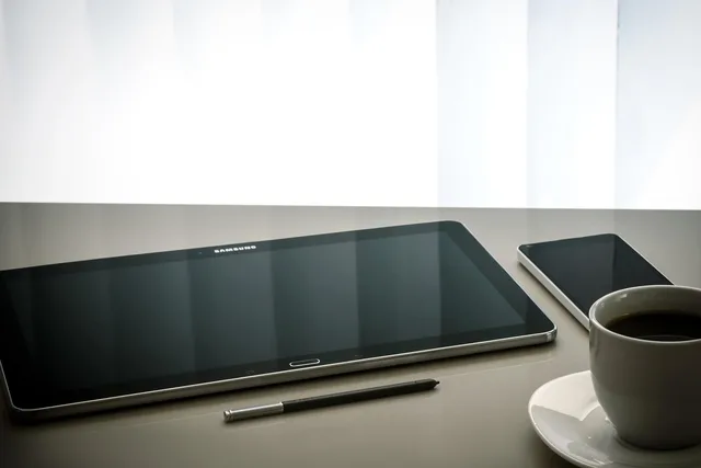 workplace, modern, tablet, screen, work desk, coffee, pen, touch, samsung, galaxy, note, stylus, żeluzje, office, corporation, computer, manager, management, president, smartphone, communication, window, internet, technology, business, tablet, samsung, samsung, samsung, samsung, samsung. B2B paid social agency UK: LinkedIn vs Meta ads specialists