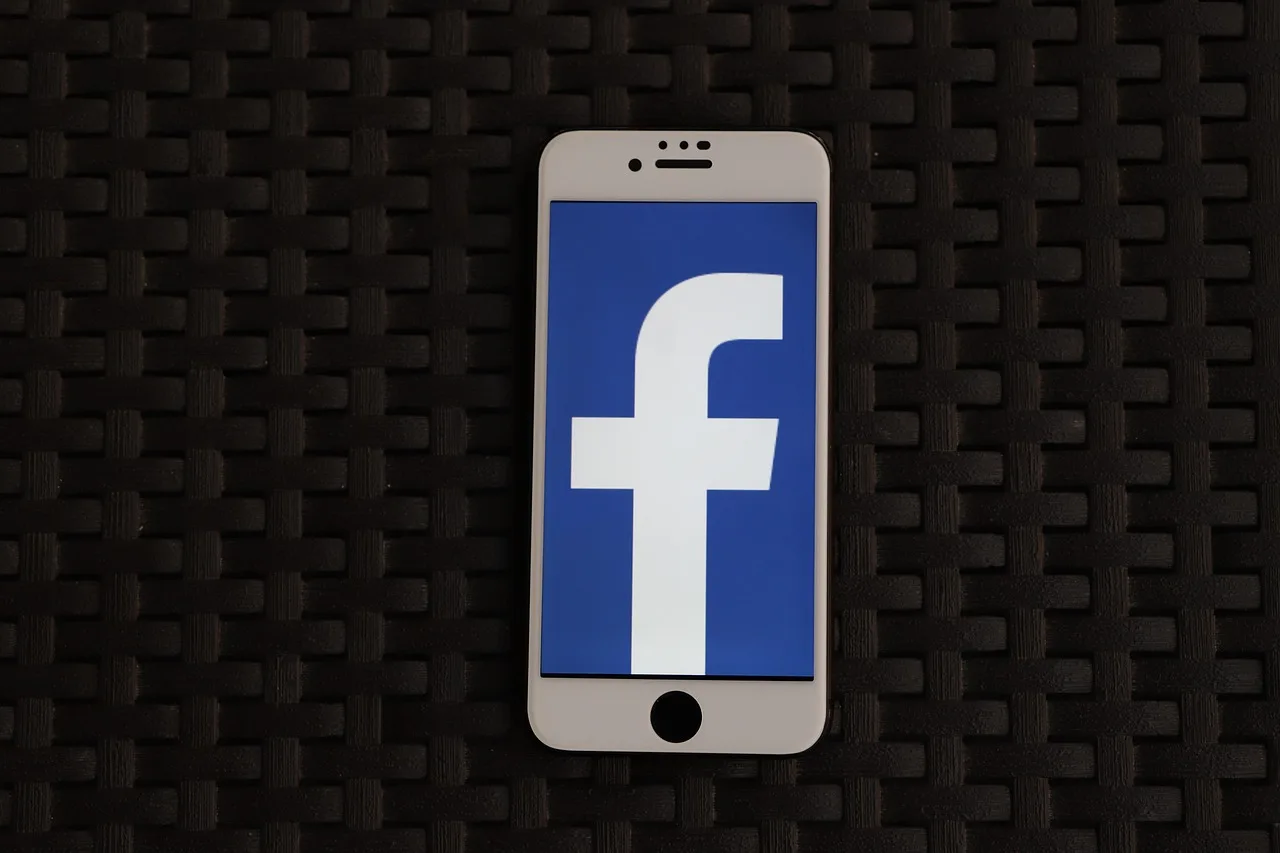 iphone, smartphone, social media, phone, mobile phone, icon, display, app, social networks, internet, social, facebook