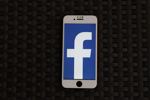 iphone, smartphone, social media, phone, mobile phone, icon, display, app, social networks, internet, social, facebook. Why ONS, Ofcom and Google Ads sources make poor paid-social benchmarks