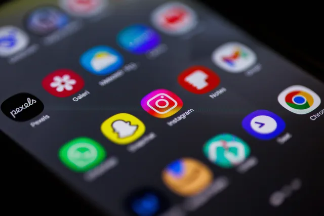 Close-up view of smartphone home screen featuring popular apps like Instagram, Snapchat, and Chrome. Agency access to Google Ads, TikTok and LinkedIn accounts: five gates to clear
